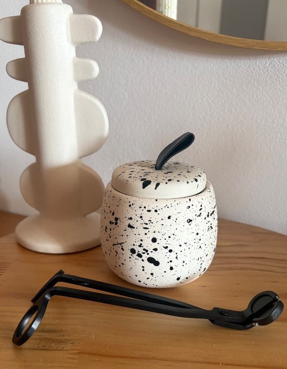 Originální svíčka v keramice s černým knotem